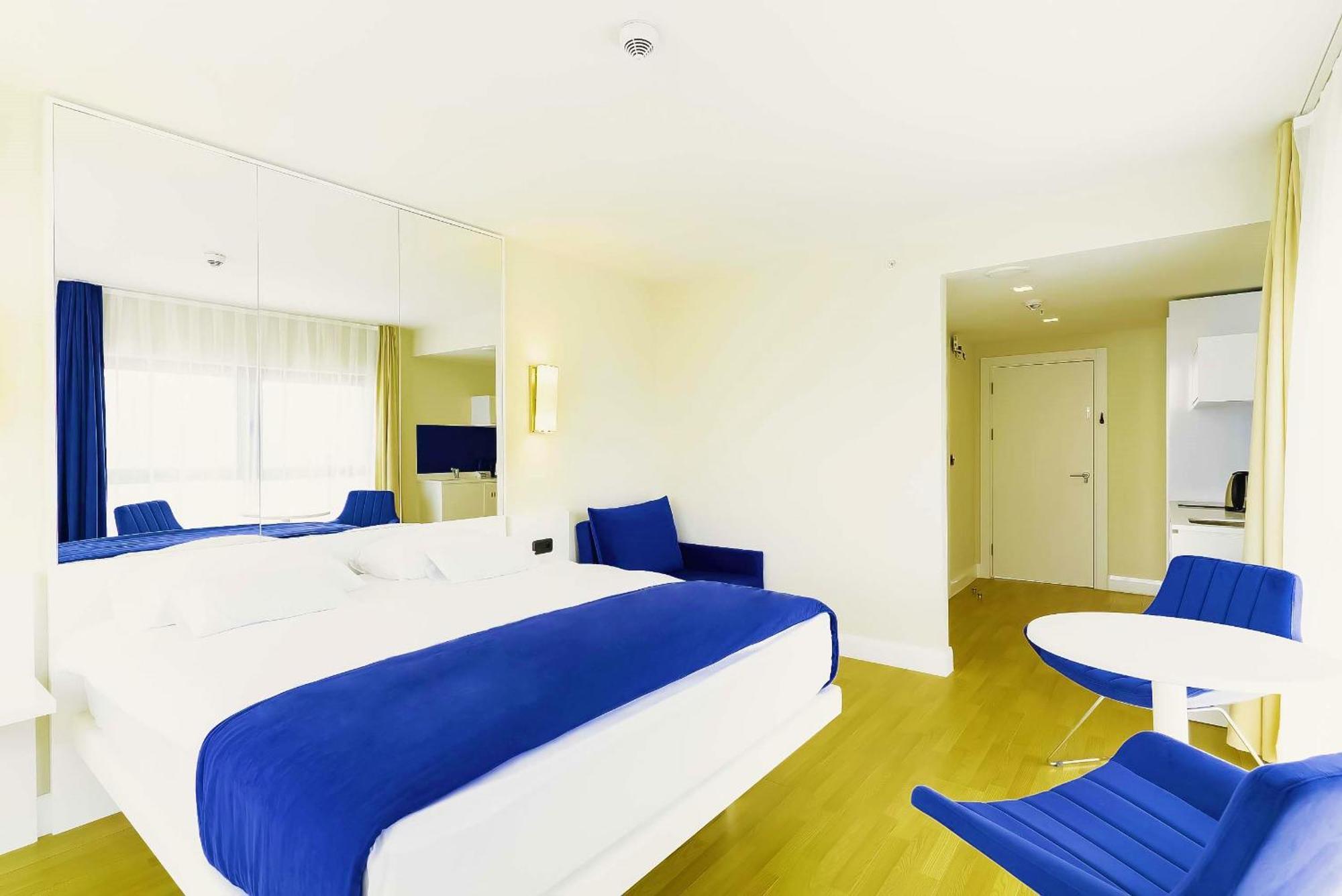 Luxury Beach Front Hotel Batumi Exteriör bild